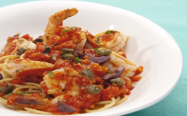 Pasta integral con tomate y langostinos